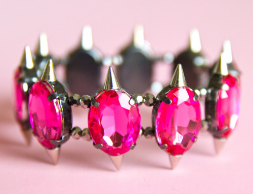 Sprinkles in Springs presents a way to create a DIY MAWI inspired crystal spiked bracelet. It&rsquo;