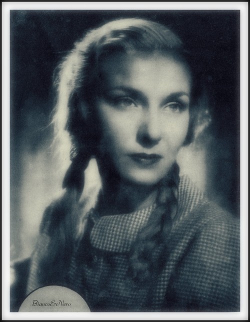 Dina Sassoli è Milly nel film Nessuno Torna Indietro (1943) diretto da Alessandro Blasetti, t