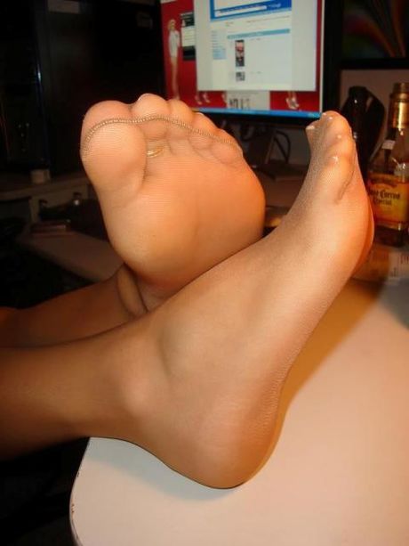 crisei60: tighfeetlvr:Tan nylon feet and toes ,gorgeous megaboner