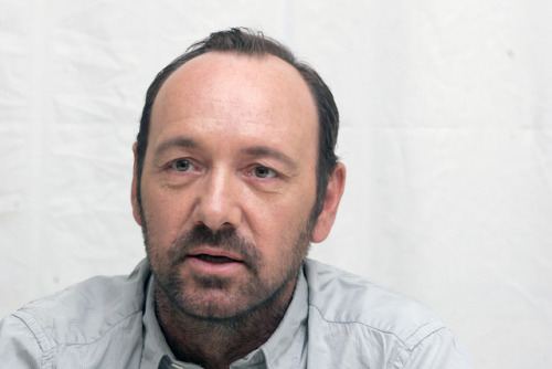 sex-men-xxx: kevinspaceyarchives:Kevin Spacey answers questions during the Recount photocall 