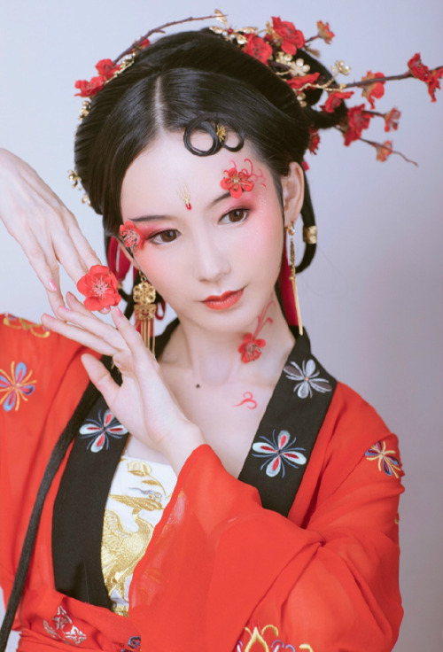 changan-moon:梅花妖 by 司音儿 Traditional Chinese Hanfu - Theme: Plum Blossom Spirit.