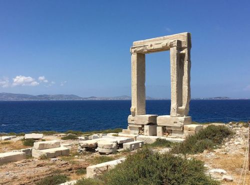 historyfilia:The gate of the Sanctuary of Delian Apollo, Naxos (Greece)