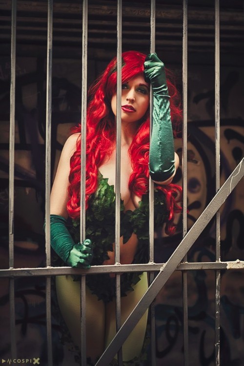 iriscosplay:  Poison Ivy by @_eveille_Check out http://iriscosplay.tumblr.com for