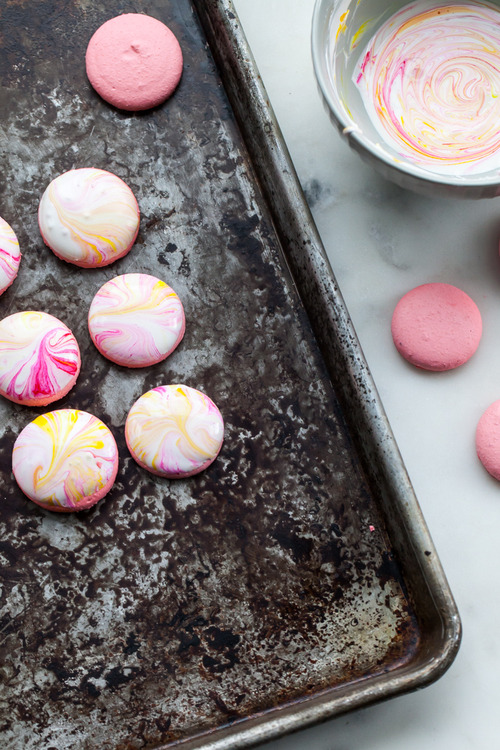 sweetoothgirl: Marble Macarons with Earl Grey Buttercream and Pink Lemonade Filling  Reblogging Toda