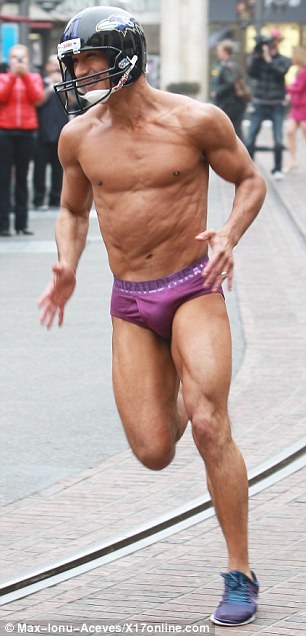 yukidelicioso:  OMG! Mario Lopez shows off his chiselled physique as he goes streaking in Los Angeles after losing Super Bowl bet.Read more: 