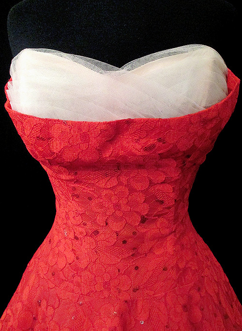vintagegal:   1950s Lace and Tulle Strapless Cocktail Dress (via)