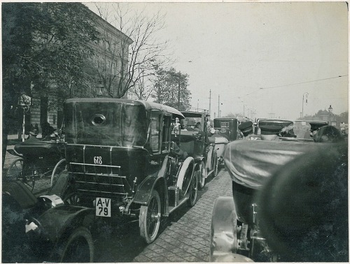 Eine faszinierende Aufnahme aus dem Jahr 1915. Offenbar aus dem fahrenden Automobil heraus wurde der