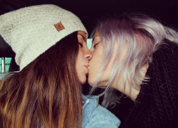 lipstick-lesbian:  ♀♡♀ 