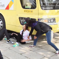 mongji-fan:   JiHyo and her younger sisters~  When they are hurt she hugs &amp;
