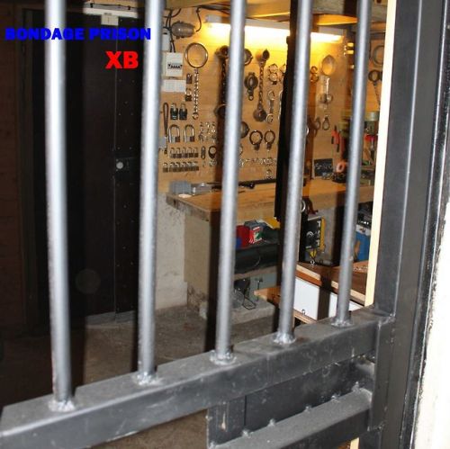 lycrunner: bondageprison: My  Prison Playroom & Cell WoooW! Wow supercool. Zoiets moeten we zo