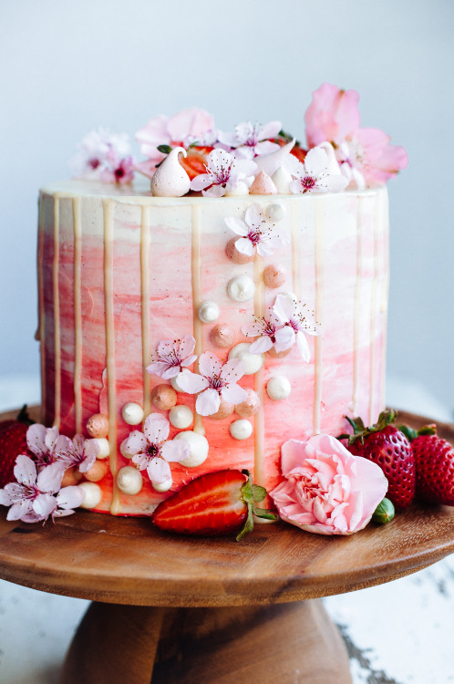 sweetoothgirl:Strawberry and Vanilla Bean Cake