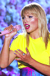 afterglowings:Taylor Swift + YELLOW wardrobe 