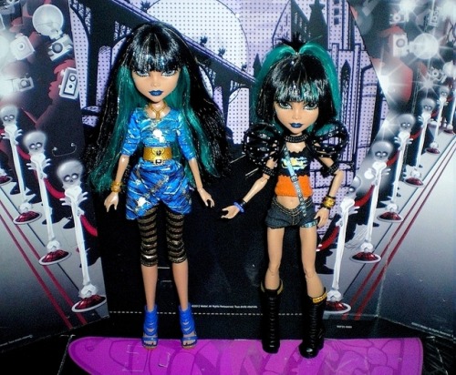 “Picture Day” Cleo(s) de Nile.Left, basic. Right, new outfit & hairstyle (Howleen&rs