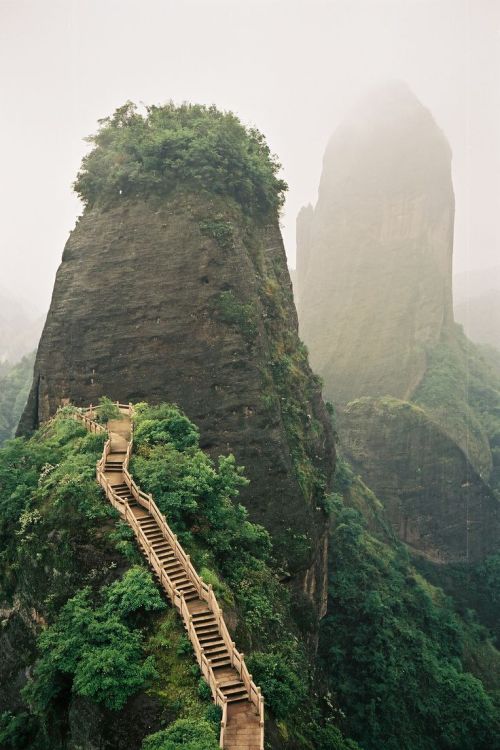 Putting the credit back with the photo:Luotuofeng peak, Sichuan | China (by 考乐 B)”