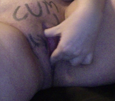 whoreneegirl:  some bodywriting for you guys! cuz iâ€™m bored and horny. and