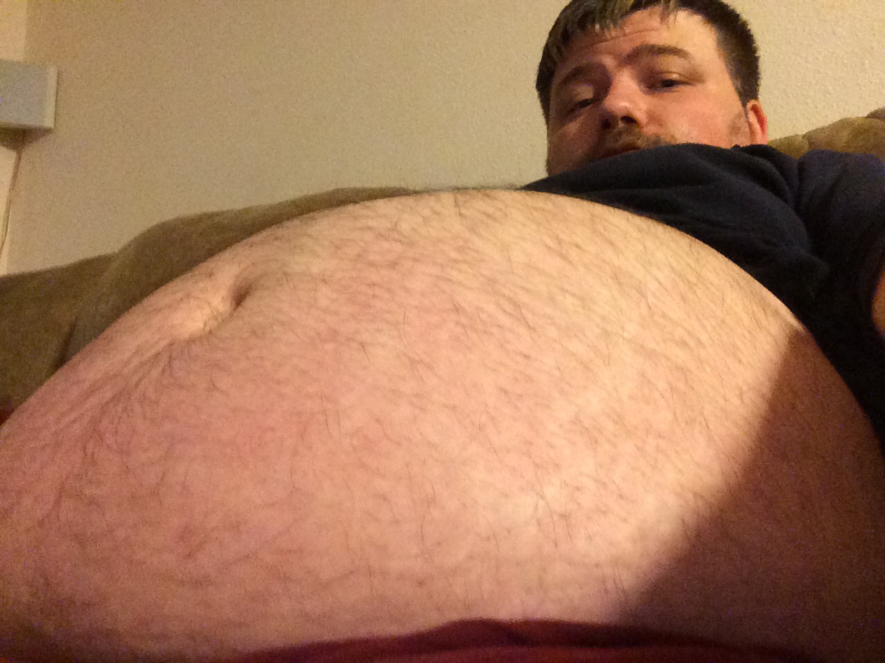 fantasyfanficboi:  Tummy Tuesday with me over 320. 