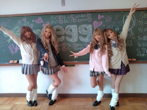 guunth:  yheg:  tavors:  does anyone have the pic of the japanese girls posing with the word egg on a chalkboard     