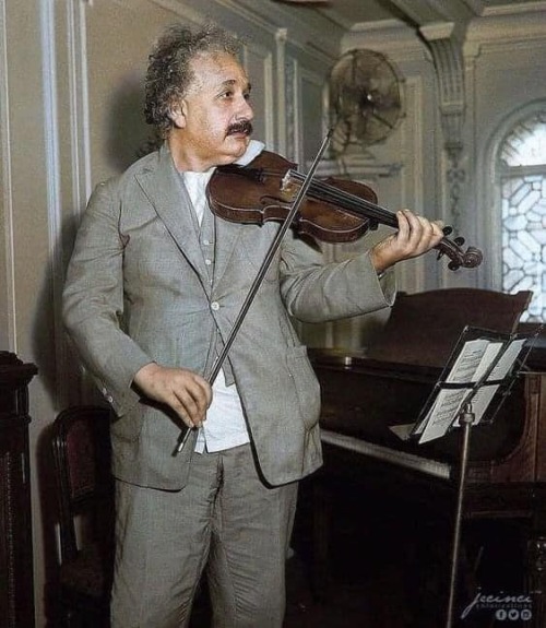 Sex blondebrainpower:Albert Einstein playing pictures