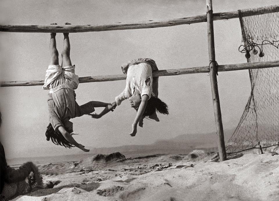 Sergio Larraín. Daughters of fishermen in the village of Horcones, 1957.