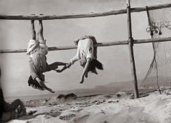 luzfosca:  Sergio Larraín Daughters of fishermen