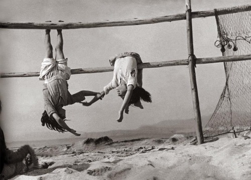 luzfosca:  Sergio Larraín Daughters of fishermen in the village of Horcones, 1957 Also 