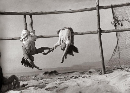 thecloudiestday: Sergio Larrain, Daughters of Fishermen (1957) 