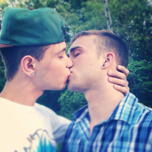 fallingslowlyinlove:  It’s official 😍 R^2 is back!
