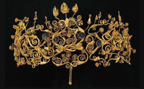 treasures-and-beauty:Golden diadem of the Scythian princess, Meda, from the Royal Tombs of Aigai, 4t