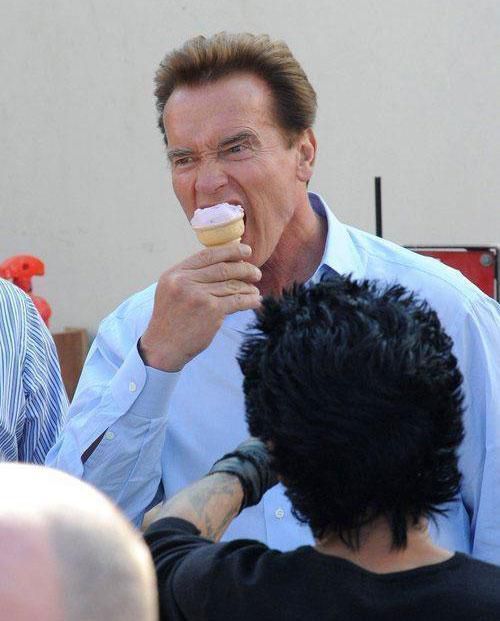 sinladillasenlalengua:Schwarzenegger no come helados. ¡Los mata!