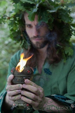 mbraeden:  beckoningforest:  willowbambi:  reblogging because this guy looks like Aragorn  willowbambi: reblogging because this guy looks like Aragorn   We celebrate summer’s passing and give thanks for the bounty. Now we prepare for earth’s slumber.