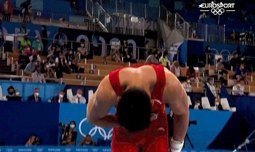 utvarpcity:sun wei takes a bow after finishing the last rotation at the men’s all around final in th