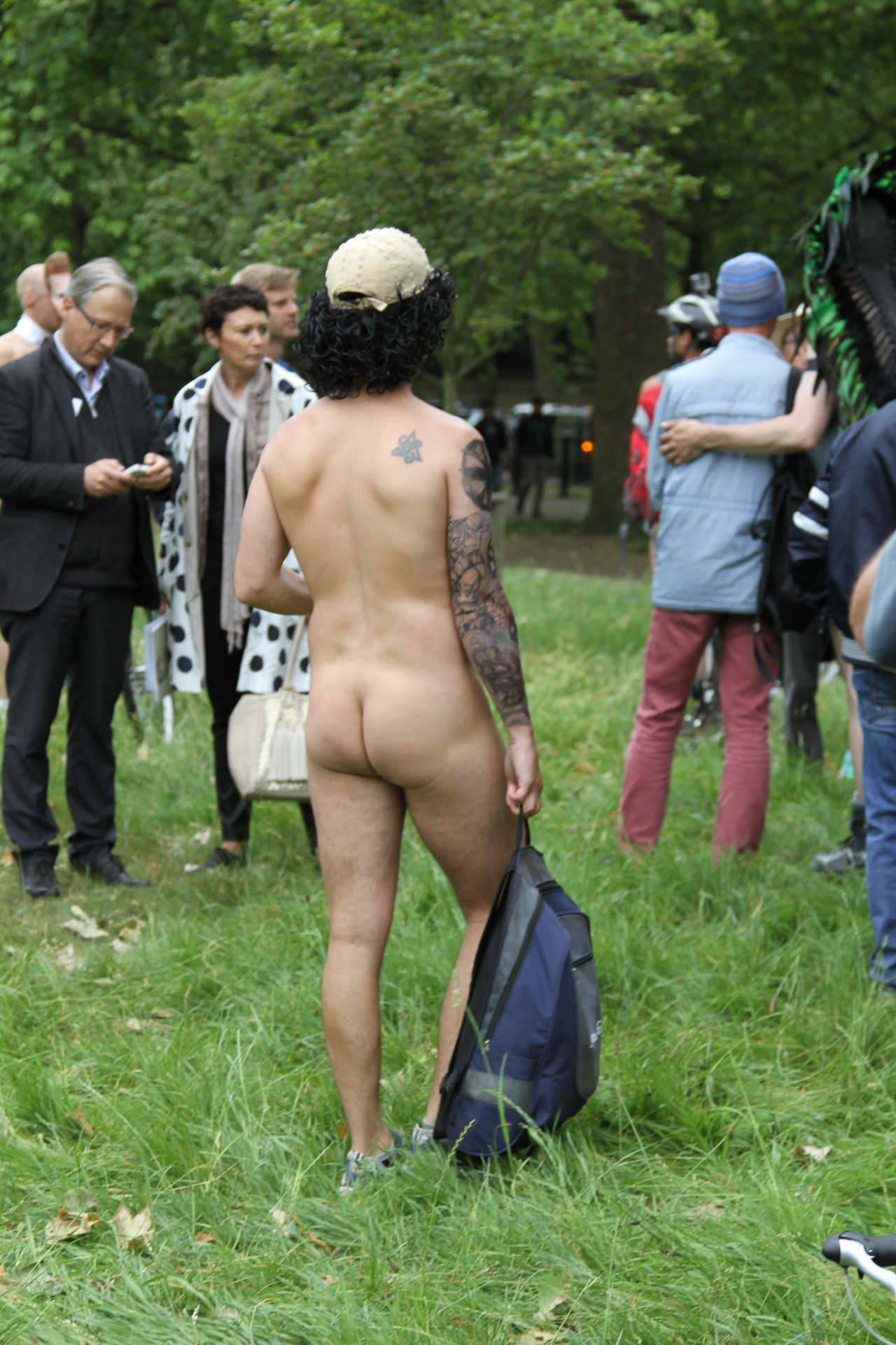 walkingandswinging:  londonnakedbikeride:  3 of 3.   Heâ€™s raising a very good