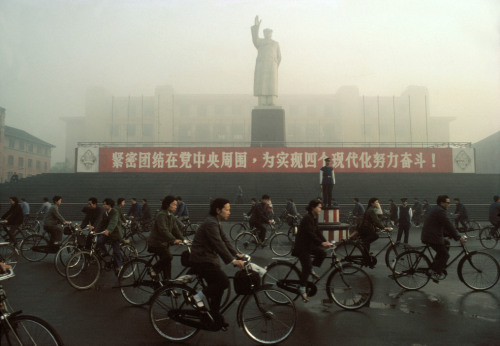 unrar:Sichuan, Chengdu, China 1980, Bruno Barbey.