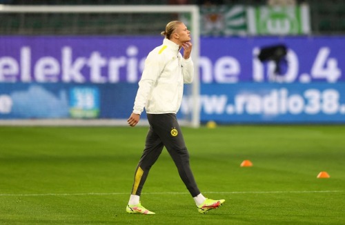 erlingbrauthaaland:November 27, 2021: Erling warming up before the match between Borussia Dortmund