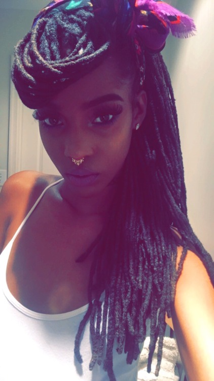 heroineheroine:  I really don’t know how to come up with captions anymore so just follow me on Instagram @locstarrr 💕 