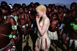 dolm:  In the midst of   an initiatory ceremony that brings together a thousand zulu virgins, a young albino girl.  1990, Ulundi, former capital of Zululand, South Africa. Yann Arthus Bertrand.