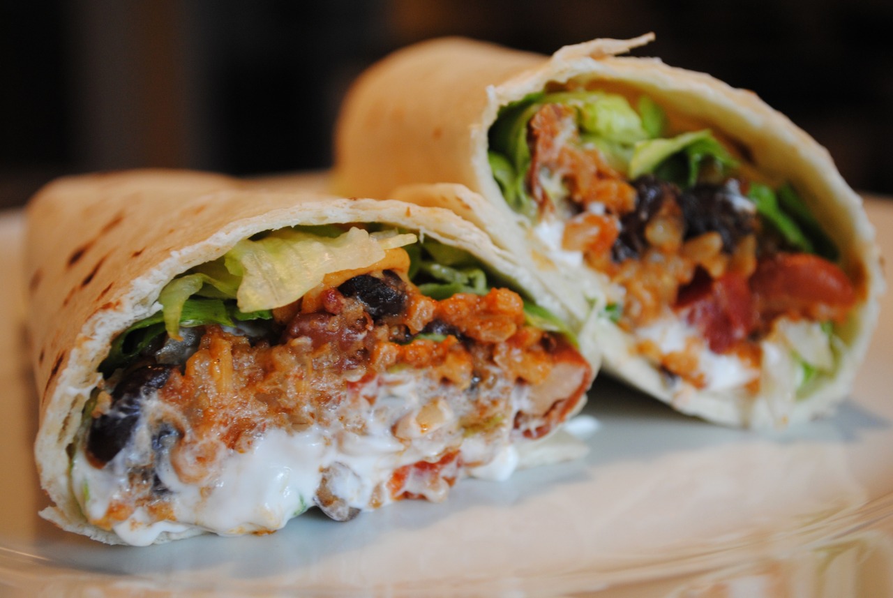 vegan-yums:  Spicy Bean and Rice Burritos / Recipe  Nom