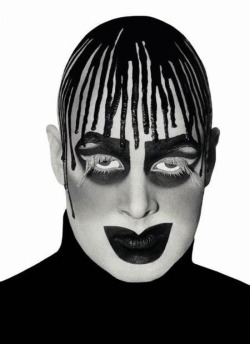 bestdrag:  LEIGH BOWERY. 