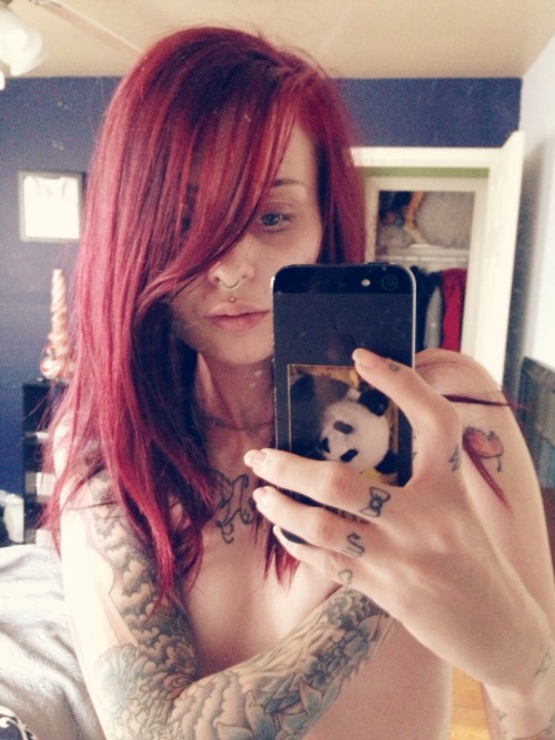 miisspots:  Hung this mirror in my room at 9 this morning, though a selfie was needed. 