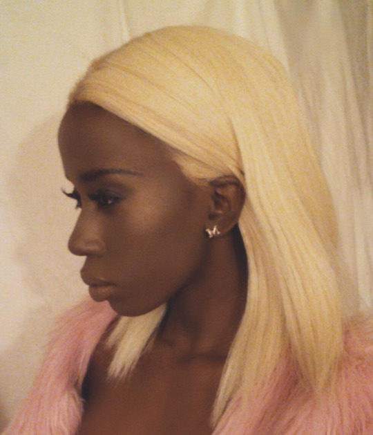 king-nefertiti: bangla-desi:  highlitemami:  My dark skin blonde inspiration  i died.