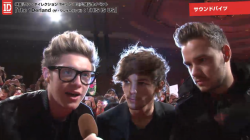 snakesonapaynis:  NIALL IN GLASSES LIAM IN A TRENCHCOAT LOUIS’ WHOLE FACE 