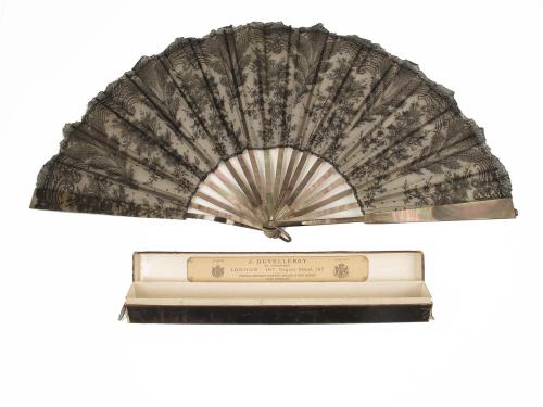 Maison Duvelleroy - A mother of pearl fan, with a black lace leaf, in a  silk covered box (37cm