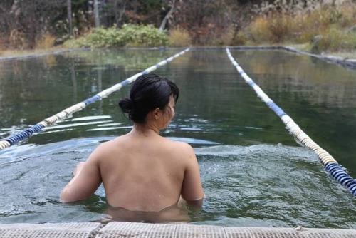長野県安曇野にある 中房温泉「温泉プール」 ※現在は冬期休業中 ・ プールなのに温泉？ なんとも不思議なプールです コースロープが張ってあるその場所を 裸で泳ぐことができる とーっても開放的なプール 