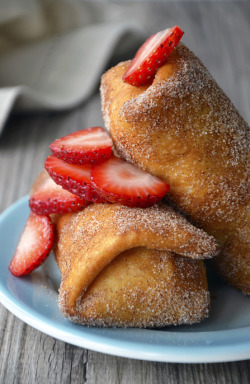 weeheartfood:   Strawberry Cheesecake Chimichangas