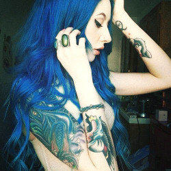 ravenskyexxx:  blue hair  Lindo