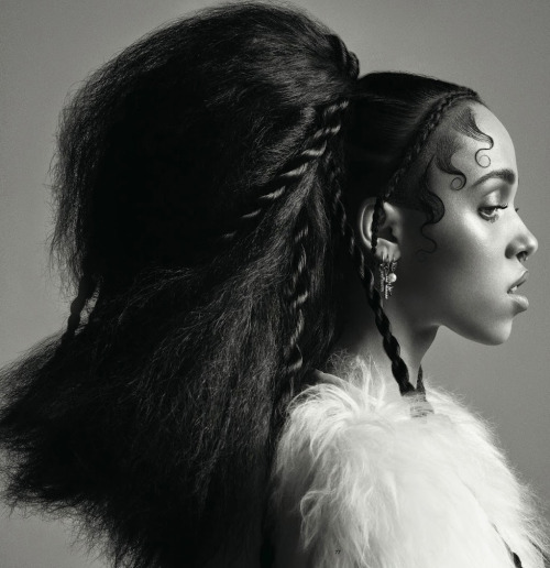 e-brat:   British singer/songwriter FKA twigs adult photos