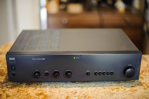 NAD 302 Amplifier