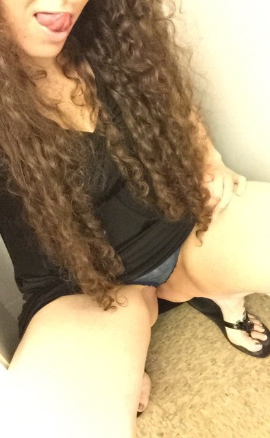 msjigglypuffs:  If you’re horny and you know it flash your goods!