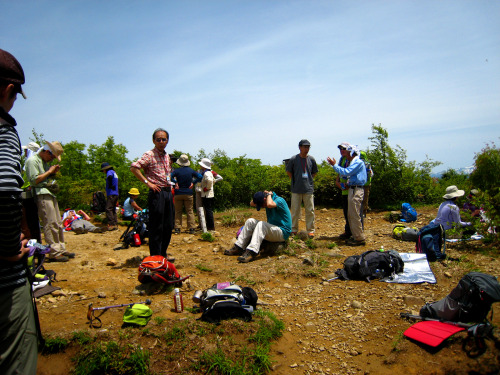 富士写ヶ岳（ふじしゃがたけ、Mt.Fujishagatake、標高941m）20140524頂上からの白山眺望（富士写ヶ岳頂上の標識のすぐ上に白山が見えます。）、頂上の標識、頂上の風景、不惑新道（火燈