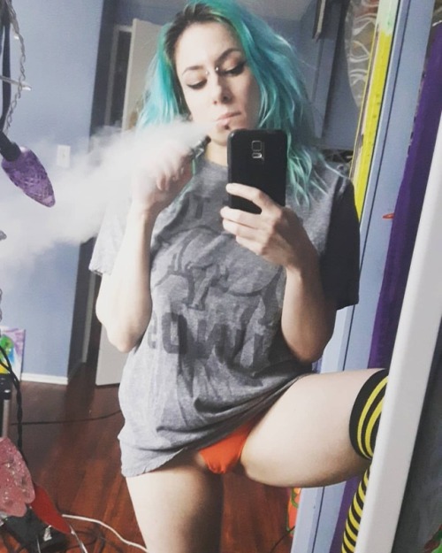 💔💔💔 Hope It Gives You Hell #o0pepper0o #canadianlady #vaping #vape #clouds #piercedgirls #panties #aquamarinehair #punky